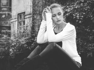 Hypnose bei Angst Hannover, Frau sitzt auf dem Boden