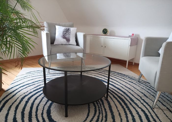 Besprechungsraum der Praxis Hypnose Hannover, zwei Sessel ind er Mitte mit einem Tisch