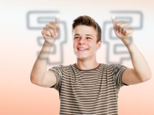 Brain Gym und Kinesiologie in Hannover, Junge der beide Daumen hochzeigt