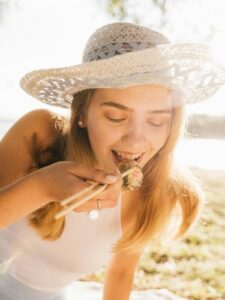 Intuitives Essen Hypnose, Frau ißt Shushi