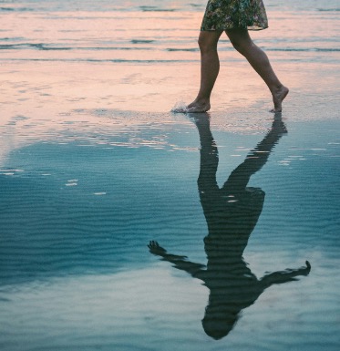 Selbstliebe-Kurs-25 Frau geht barfuß am Strand