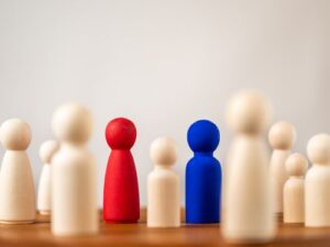 Systemische Therapie - Familientherapie Hannover, Brett mit Figuren in unterschiedlichen Farben